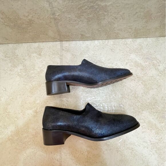 NEW WITHOUT TAGS DONALD J PLINER LOAFERS IN NAVY BLUE EMBOSSED LEATHER - Picture 6 of 7